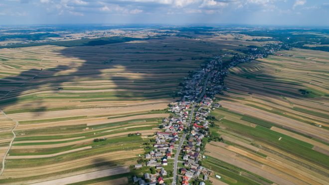 MACIEJ UCHMANSKI (Fotó Getty Images) Létezik egy falu Európában, melynek mind a hatezer lakója ugyanabban az utcában él | Online Rádió - Egy Lépéssel Közelebb Hozzád! _ LépésRádió